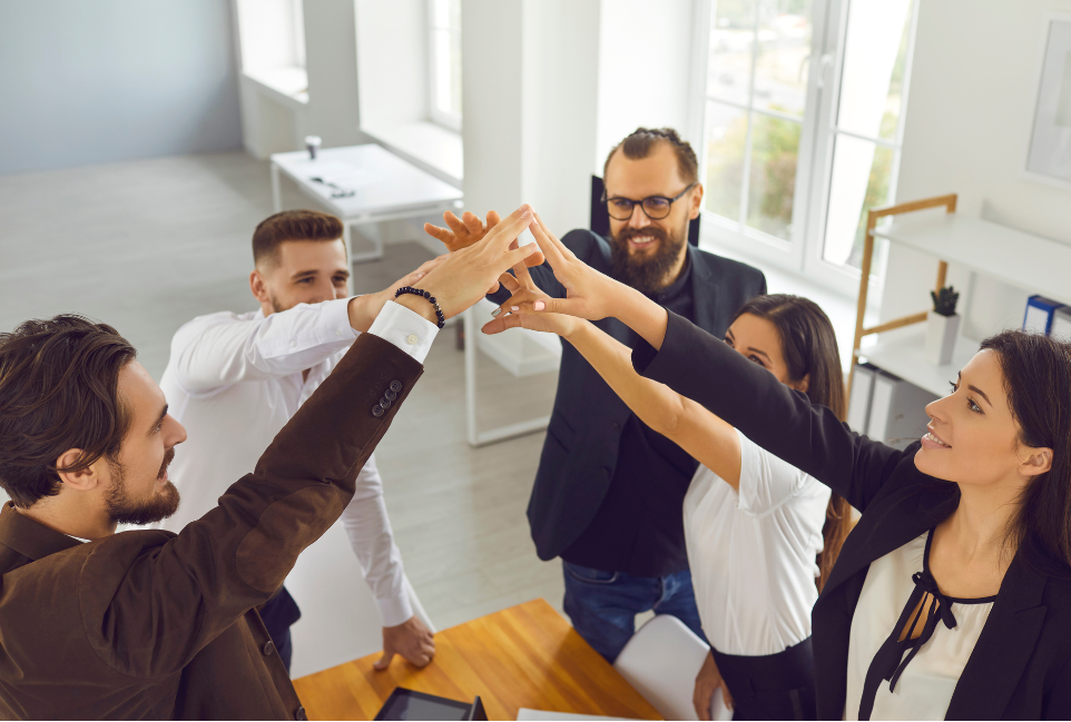 Personas en reunión de negocios feliz